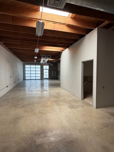 2409 W Empire Ave, Burbank, CA à louer - Photo du bâtiment - Image 3 de 7