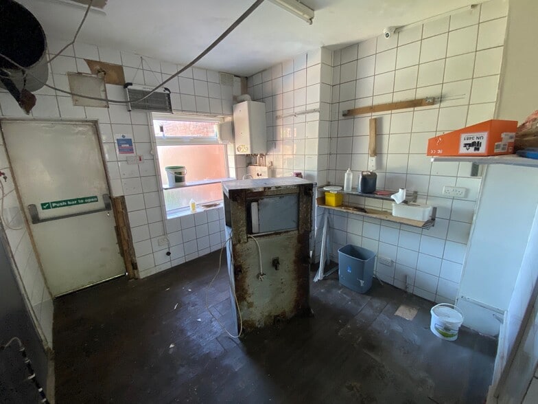 469 Princess Rd, Manchester for sale - Interior Photo - Image 2 of 5