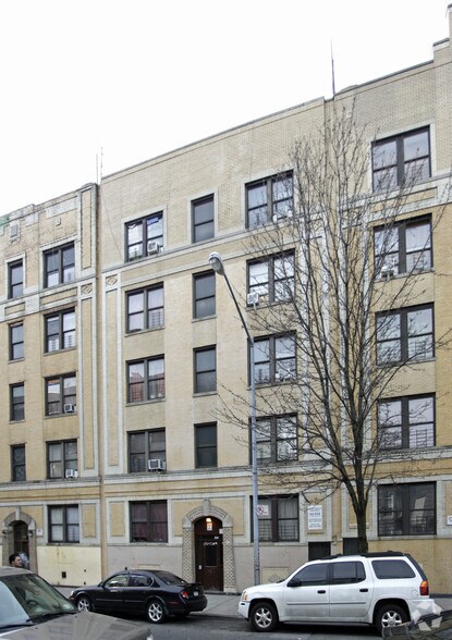 276 E 199th St, Bronx, NY à vendre - Photo du bâtiment - Image 1 de 4