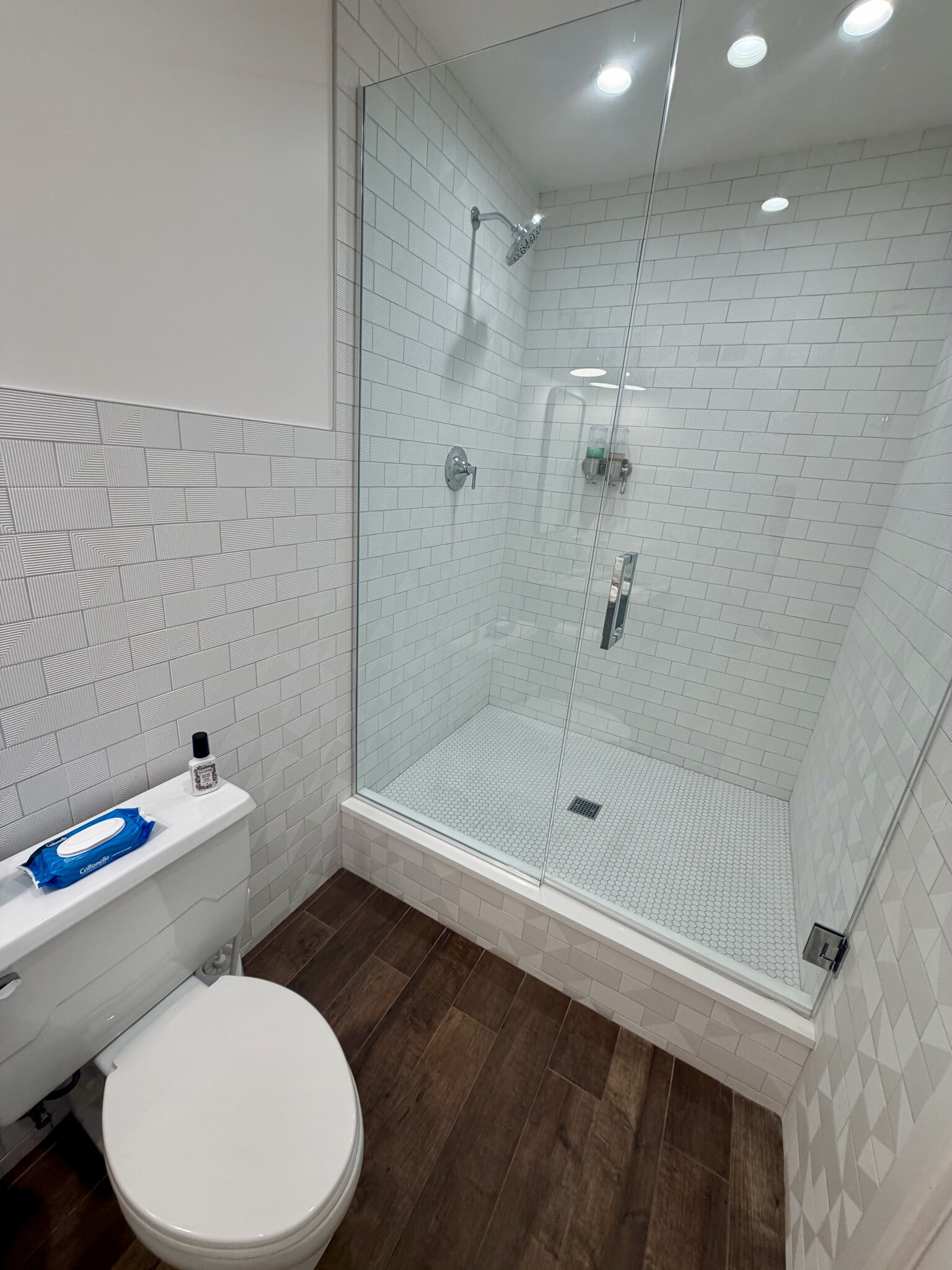 213 W Institute Pl, Chicago, IL for lease Interior Photo- Image 1 of 25
