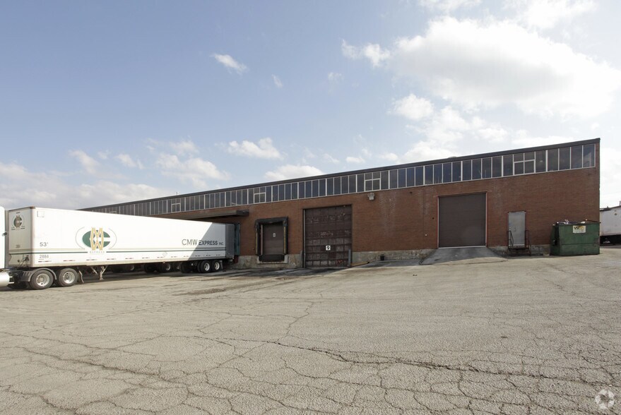 26 Claireville Dr, Toronto, ON à louer - Photo du bâtiment - Image 2 de 8