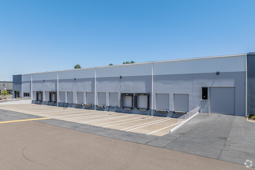 14125-14145 NE Airport Way, Portland, OR à louer - Photo du bâtiment - Image 3 de 7