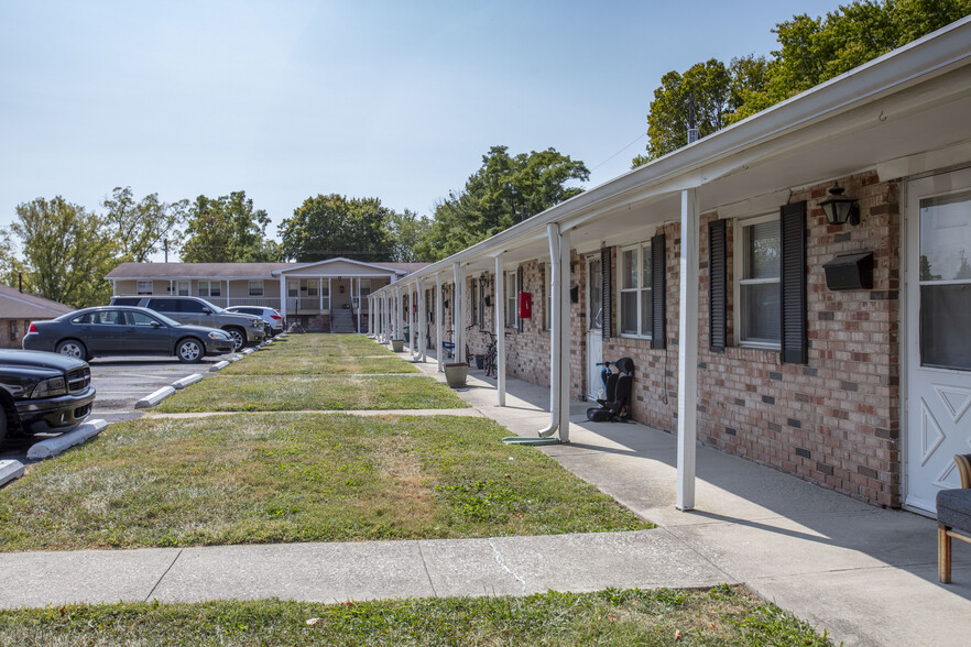 Colonial Arms, Maple Terrace & Roban portfolio of 3 properties for sale on LoopNet.ca - Building Photo - Image 3 of 3