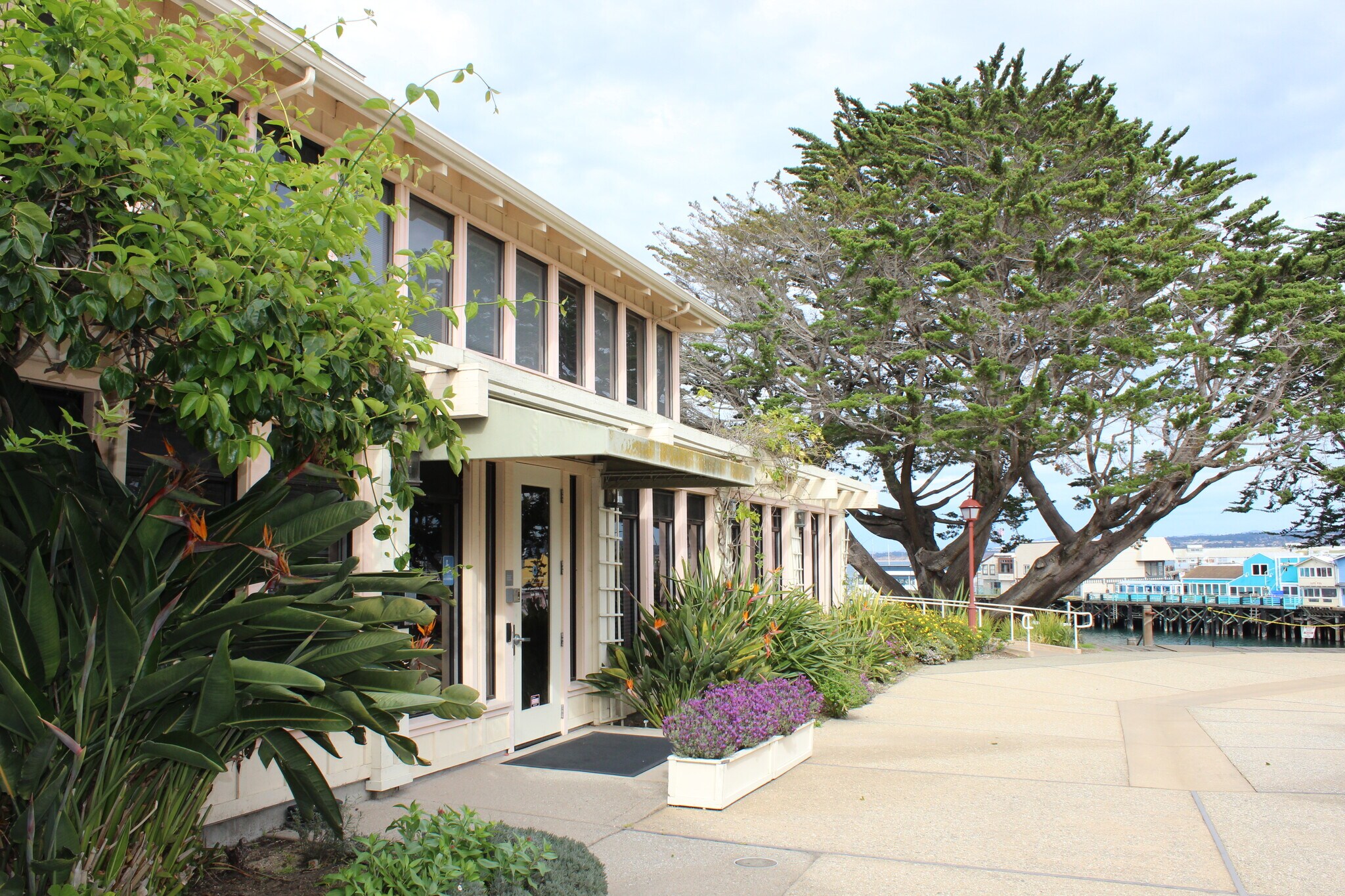 99 Pacific St, Monterey, CA à louer Photo principale- Image 1 de 16