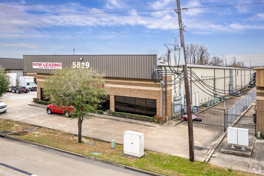 5829 W Sam Houston Pky N, Houston, TX à louer - Photo du bâtiment - Image 2 de 38