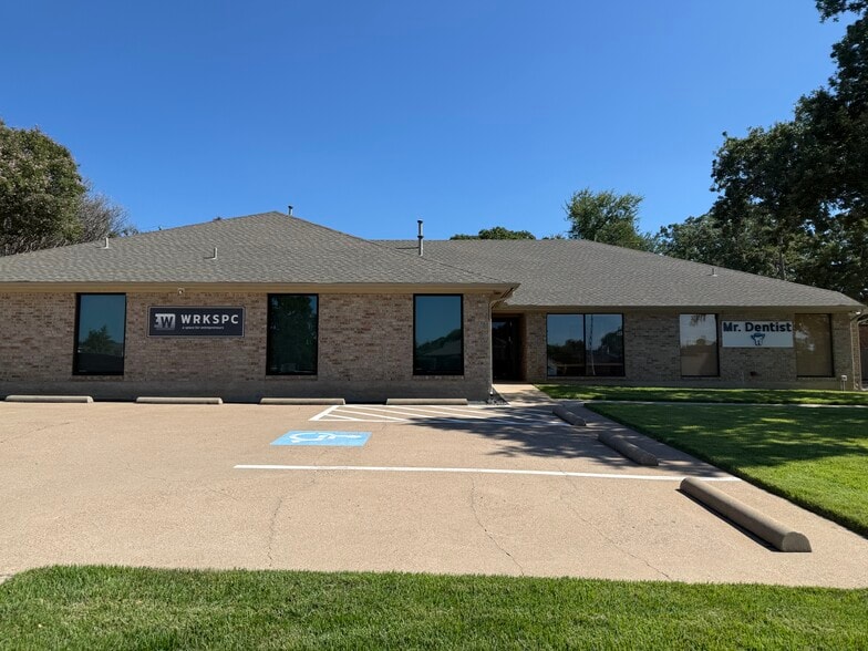 615 W Harwood Rd, Hurst, TX for sale - Building Photo - Image 1 of 27