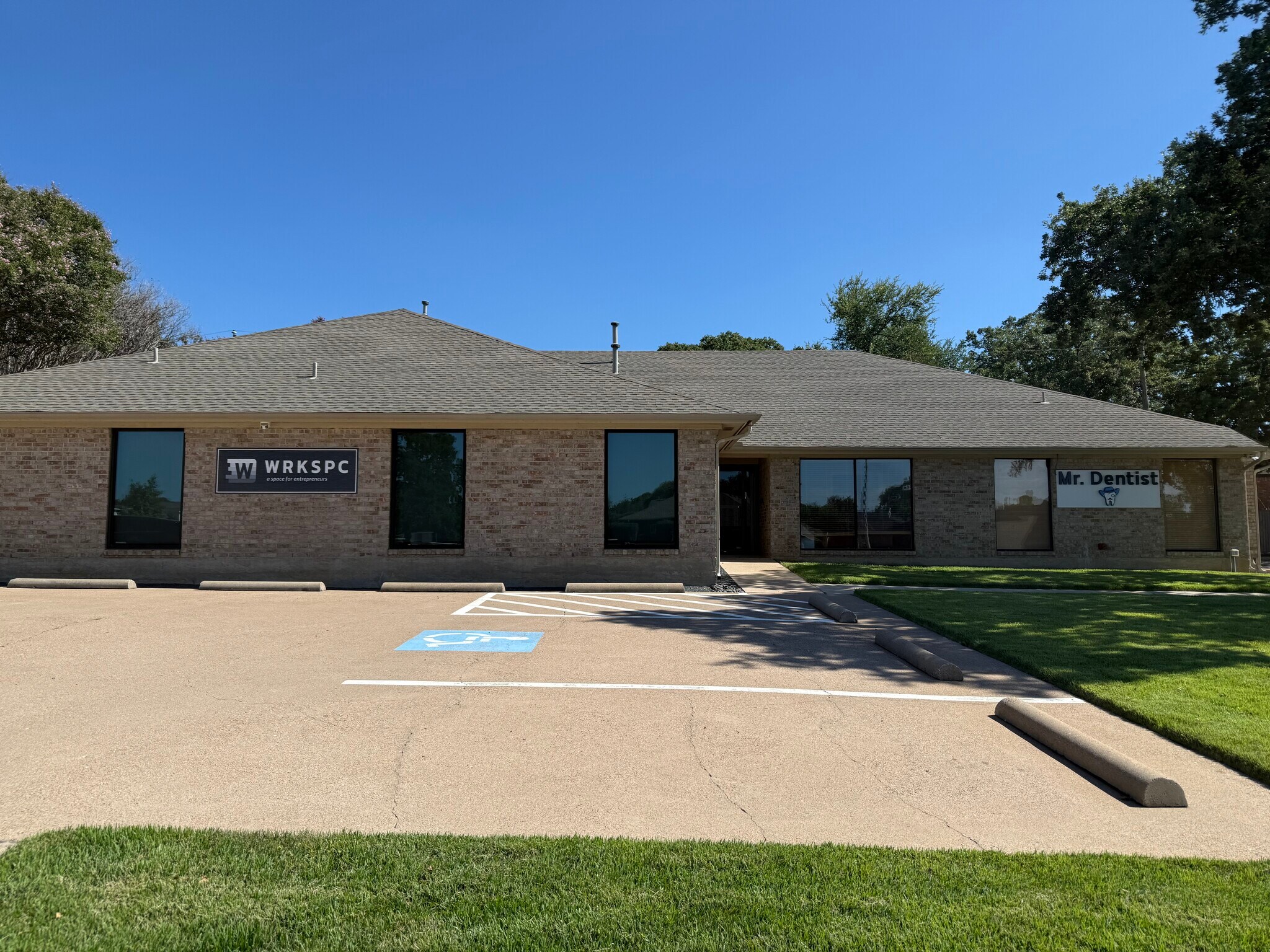 615 W Harwood Rd, Hurst, TX à vendre Photo du bâtiment- Image 1 de 28