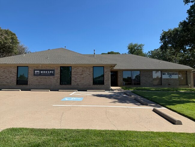 More details for 615 W Harwood Rd, Hurst, TX - Office for Sale