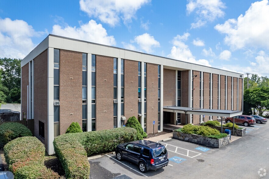 1145 Reservoir Ave, Cranston, RI à louer - Photo du bâtiment - Image 2 de 6