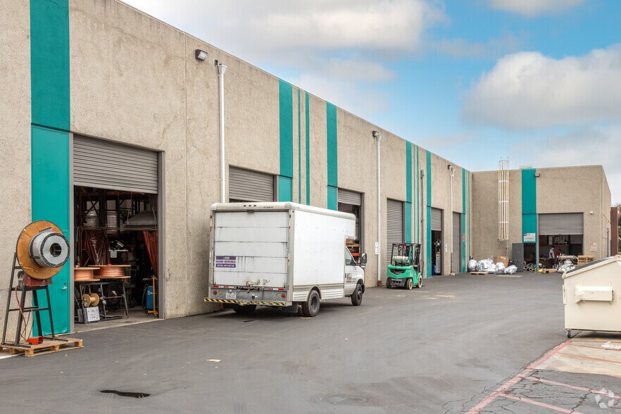 8260 Camino Santa Fe, San Diego, CA à louer - Photo du bâtiment - Image 3 de 13