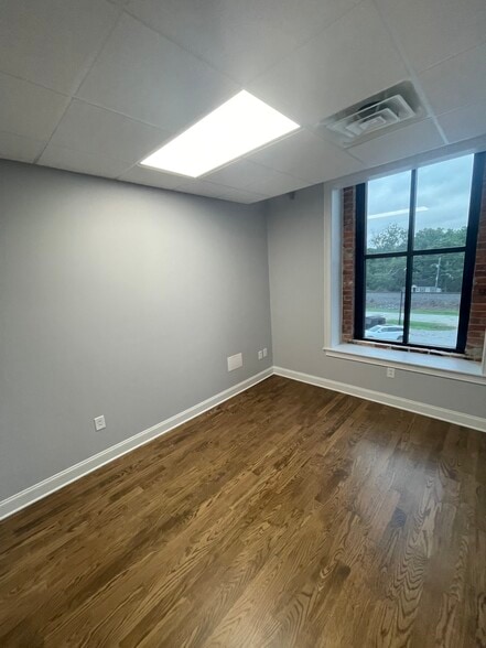 218 E Main St, Clayton, NC for lease - Interior Photo - Image 2 of 12