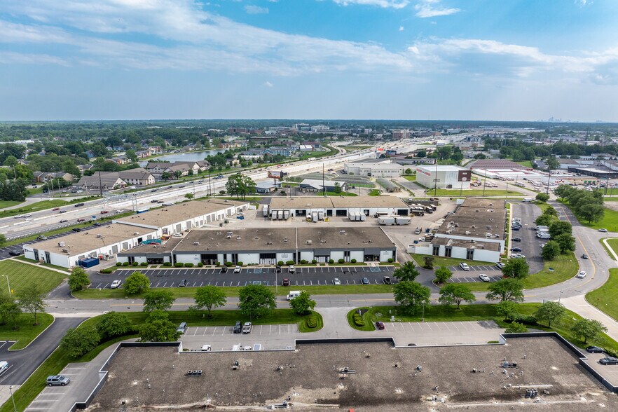 8621-8677 Bash St, Indianapolis, IN à louer - Photo du bâtiment - Image 2 de 11