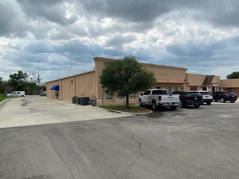 3206 Longmire Dr, College Station, TX à louer - Photo du bâtiment - Image 2 de 8