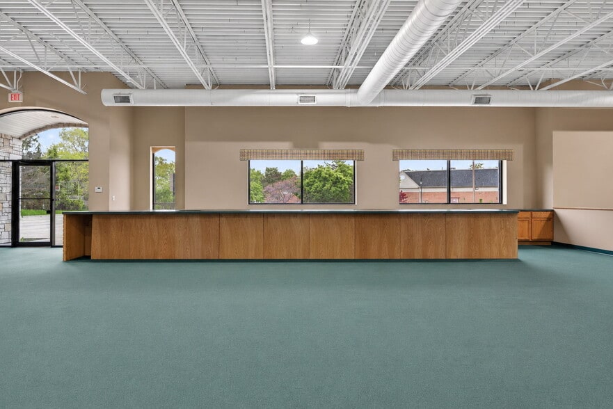 625 N Bridgeport Ter, Lindenhurst, IL for sale - Interior Photo - Image 2 of 63