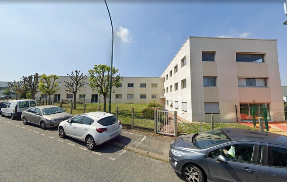 4 Rue Des Frères Lumière, Plaisir à louer - Photo du bâtiment - Image 1 de 2