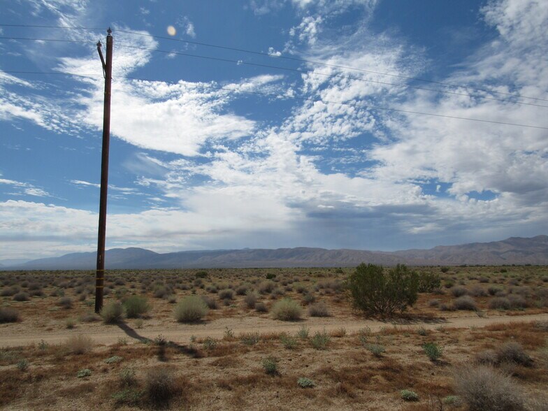 470-322-06-00-2 Rose Ave, Mojave, CA à vendre - Photo du bâtiment - Image 2 de 8