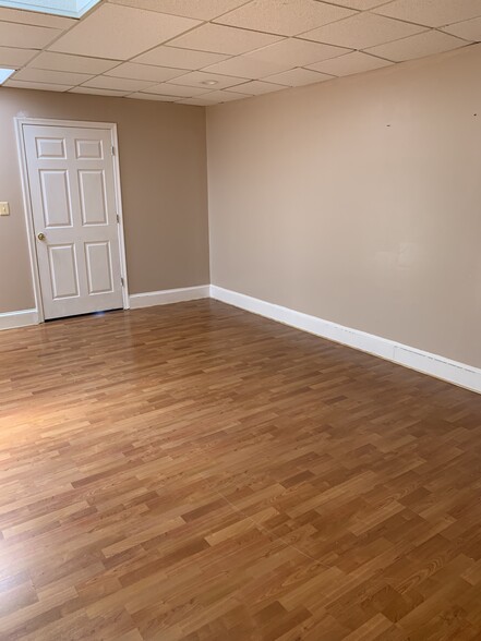 354 Maple Ave W, Vienna, VA for lease - Interior Photo - Image 3 of 34