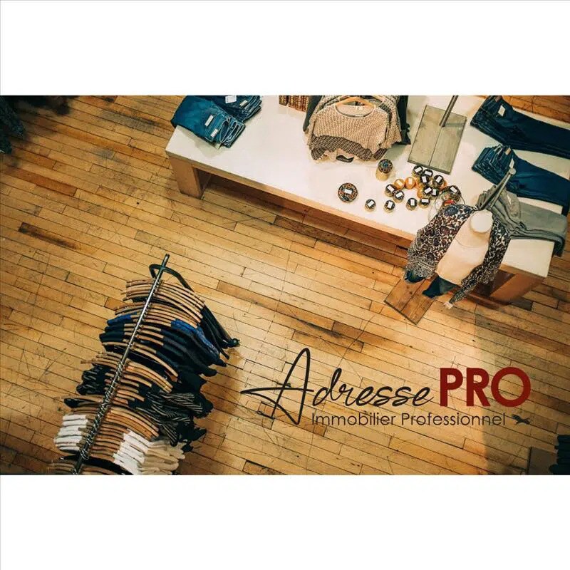 Retail in Bordeaux for lease Interior Photo- Image 1 of 2