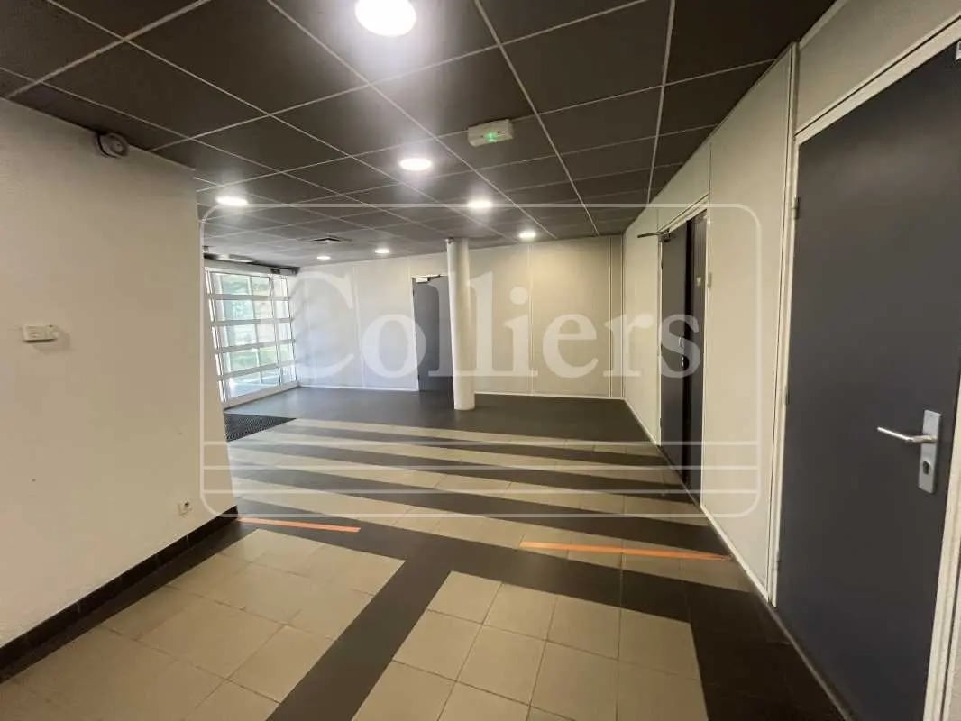 Office in Marseille for lease Building Photo- Image 1 of 1