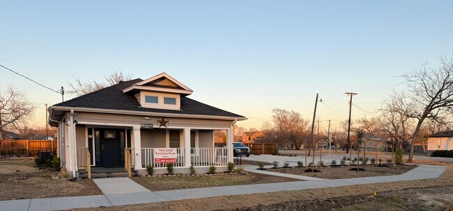 Plus de détails pour 802 E Broad St, Forney, TX - Bureau/Commerce de détail à louer