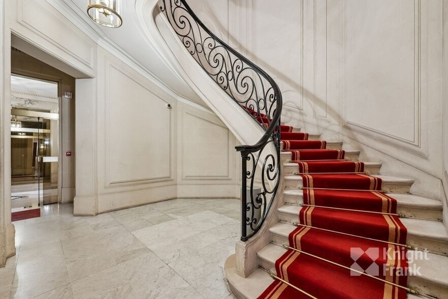6 Rue Anatole De La Forge, Paris for lease - Lobby - Image 3 of 9