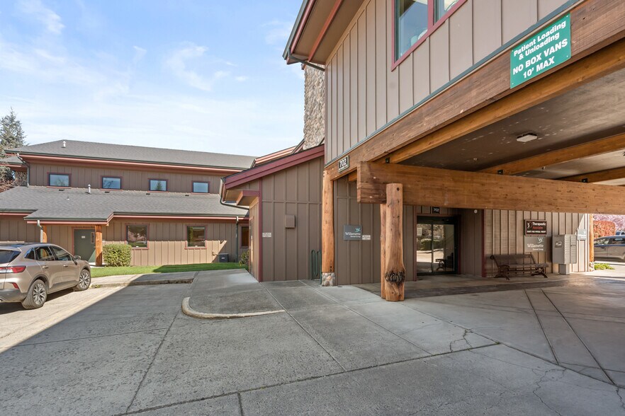 700 SW Ramsey Ave, Grants Pass, OR à louer - Photo du bâtiment - Image 2 de 18