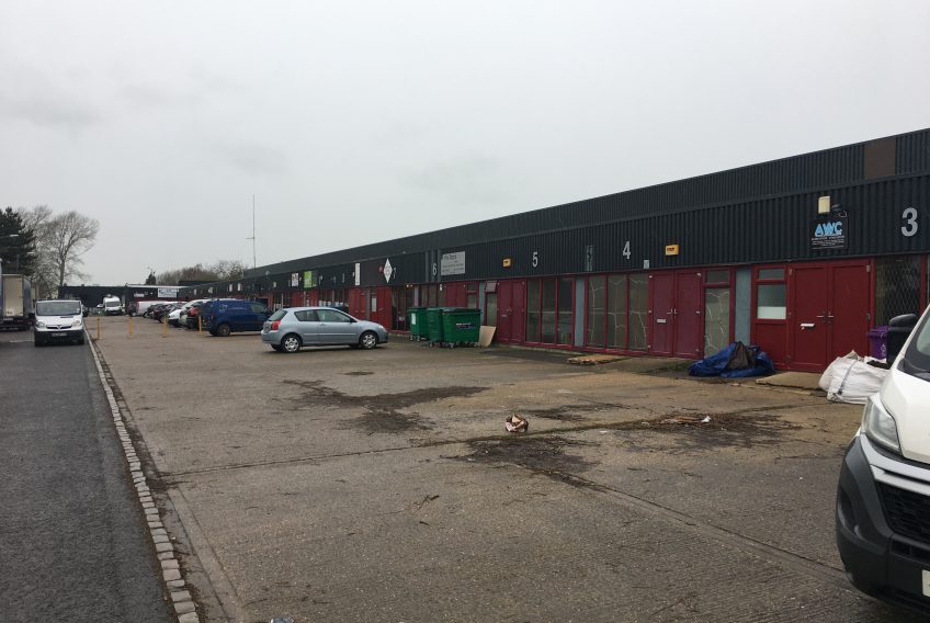 1-19 Bessemer Cres, Aylesbury à louer - Photo du bâtiment - Image 3 de 3