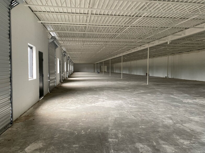501-507 E Rock Island Rd, Grand Prairie, TX for lease - Interior Photo - Image 2 of 9