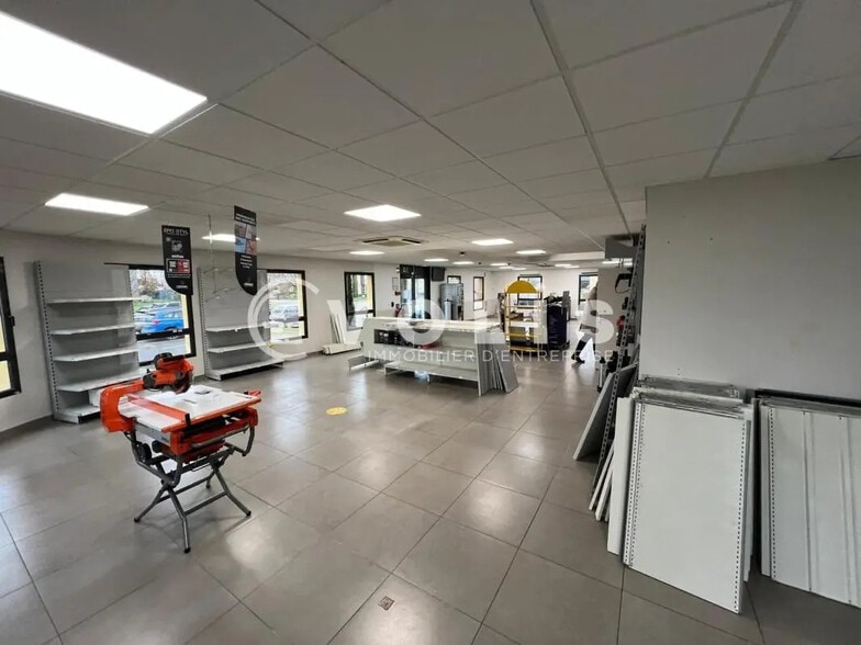 Retail in Arnas for lease - Interior Photo - Image 3 of 9