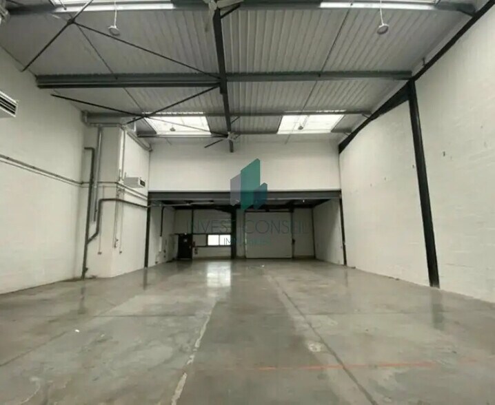 Flex in Villeneuve-la-Garenne for lease - Interior Photo - Image 2 of 7