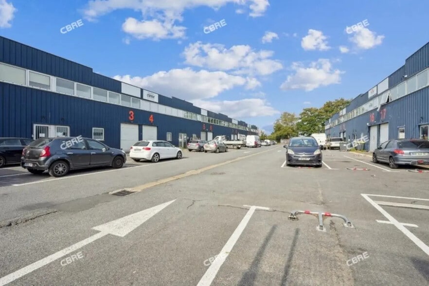 Office in Chilly-Mazarin for lease - Building Photo - Image 1 of 13