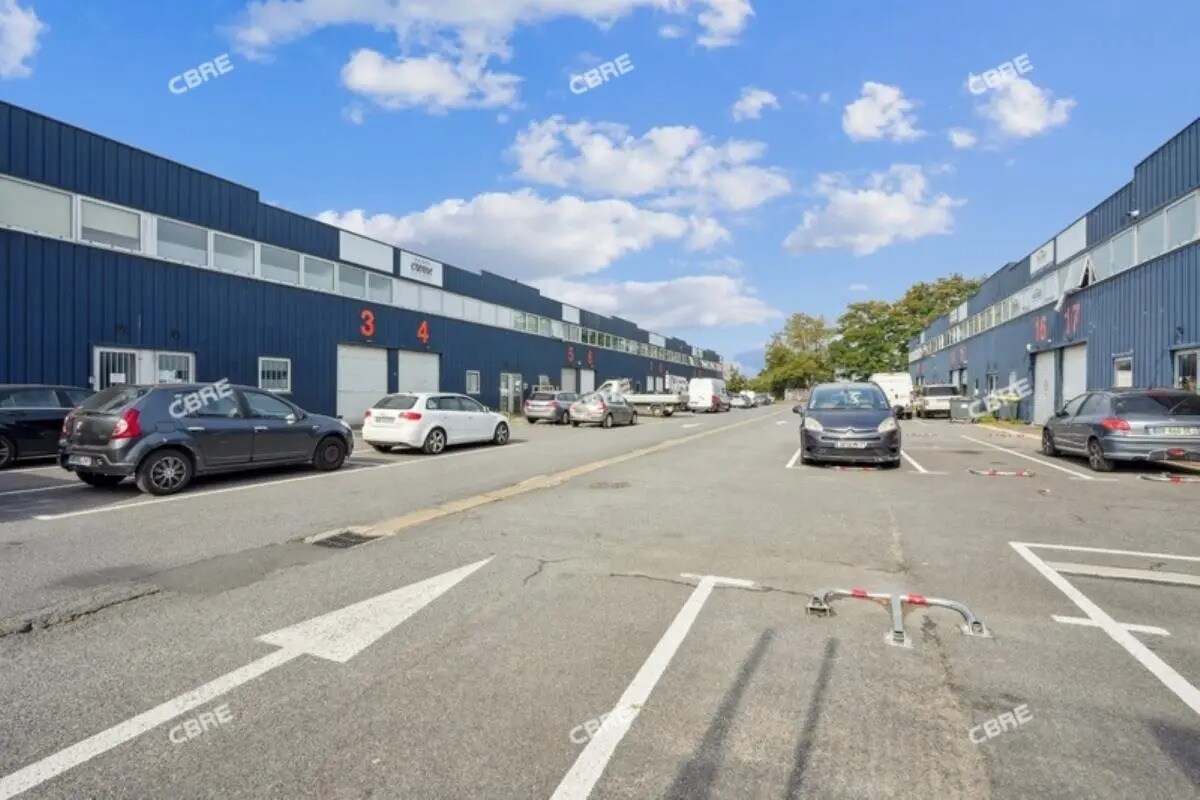 Office in Chilly-Mazarin for lease Building Photo- Image 1 of 14