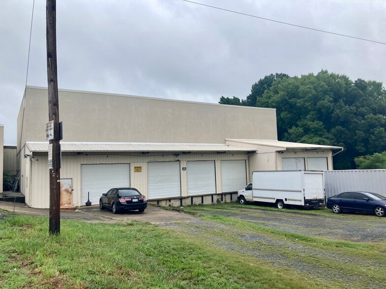 6153-6161 E Independence Assemblage Sale portfolio of 4 properties for sale on LoopNet.ca - Building Photo - Image 3 of 6