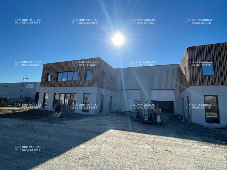 Flex in Wattrelos for lease - Building Photo - Image 3 of 11