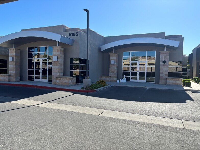 5185 S Durango Dr, Las Vegas, NV à louer - Photo du bâtiment - Image 2 de 9