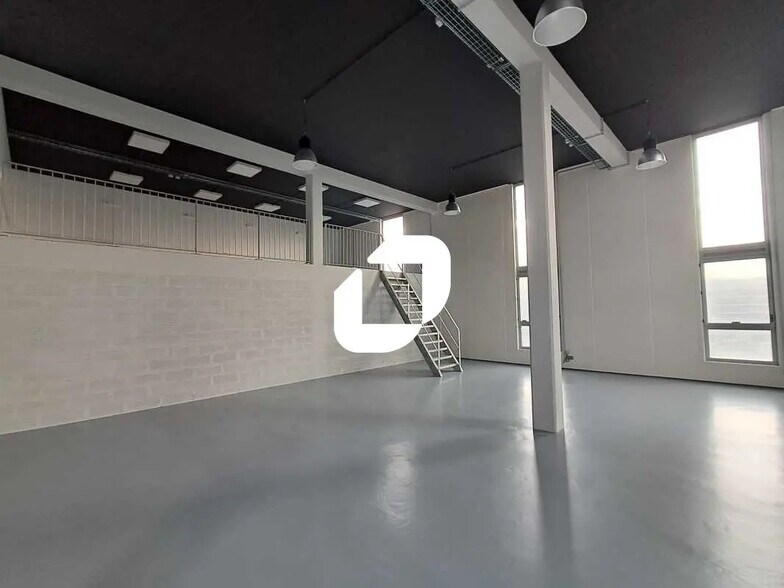 Flex in Bordeaux for lease - Building Photo - Image 2 of 9