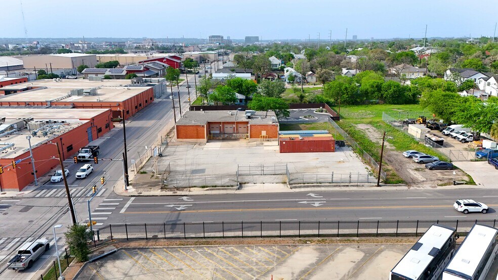 1403 E Houston St, San Antonio, TX à louer - Photo du bâtiment - Image 2 de 47