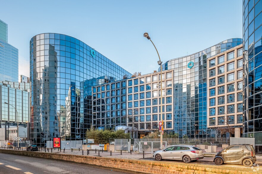 47 Rue Louis Blanc, Courbevoie à louer - Photo du bâtiment - Image 2 de 11