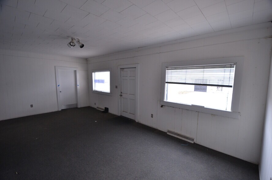 627 Brookstown Ave, Winston-Salem, NC à vendre - Photo du bâtiment - Image 2 de 4