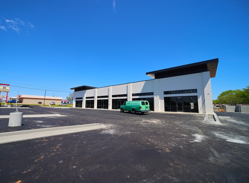106 Collier Rd, Clarksville, TN for lease - Primary Photo - Image 1 of 46