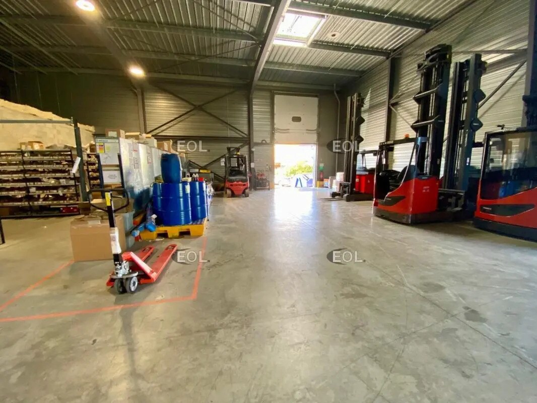 Flex in Saint-Martin-de-Crau for lease Building Photo- Image 1 of 4