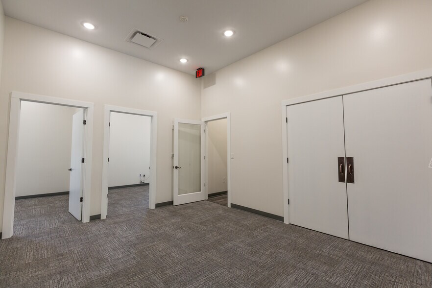 130 W Trade St, Dallas, NC à louer - Hall d’entrée - Image 2 de 10