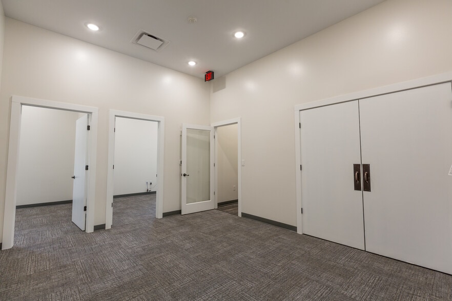 130 W Trade St, Dallas, NC for lease - Lobby - Image 2 of 10