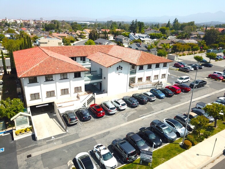 24953 Paseo De Valencia, Laguna Hills, CA à vendre - Photo du bâtiment - Image 1 de 11