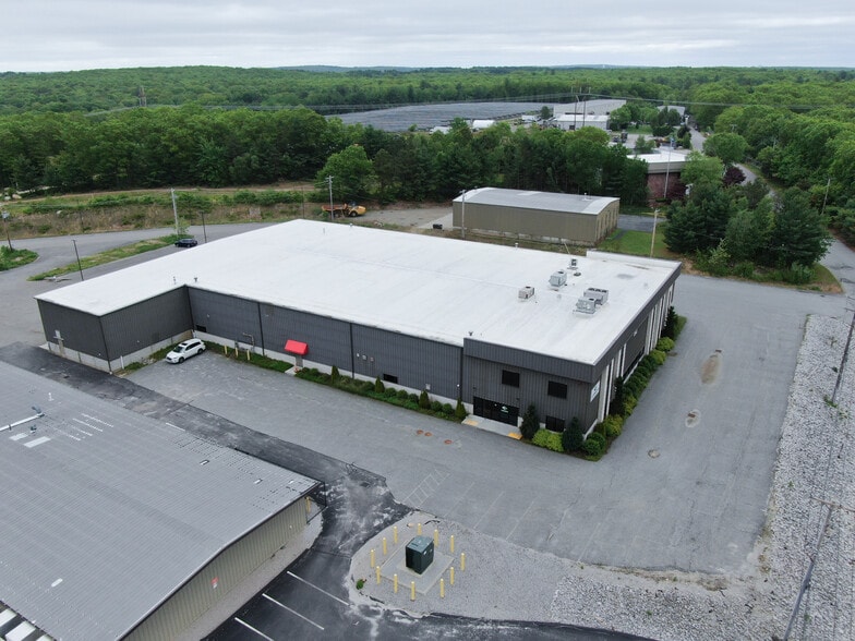 24 Williams Way, Bellingham, MA à vendre - Photo du bâtiment - Image 2 de 11