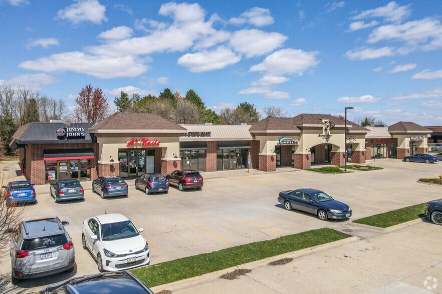 12871 University Ave, Clive, IA à louer - Photo principale - Image 1 de 1