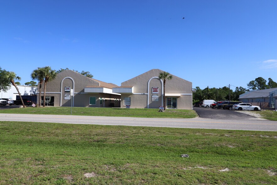 18350 Paulson Dr, Port Charlotte, FL à vendre - Photo du bâtiment - Image 1 de 6