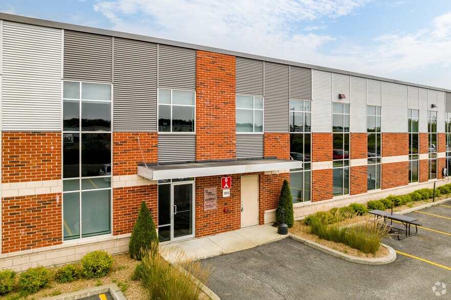 925-973 Rue Des Forges, Terrebonne, QC à louer - Photo du bâtiment - Image 3 de 6