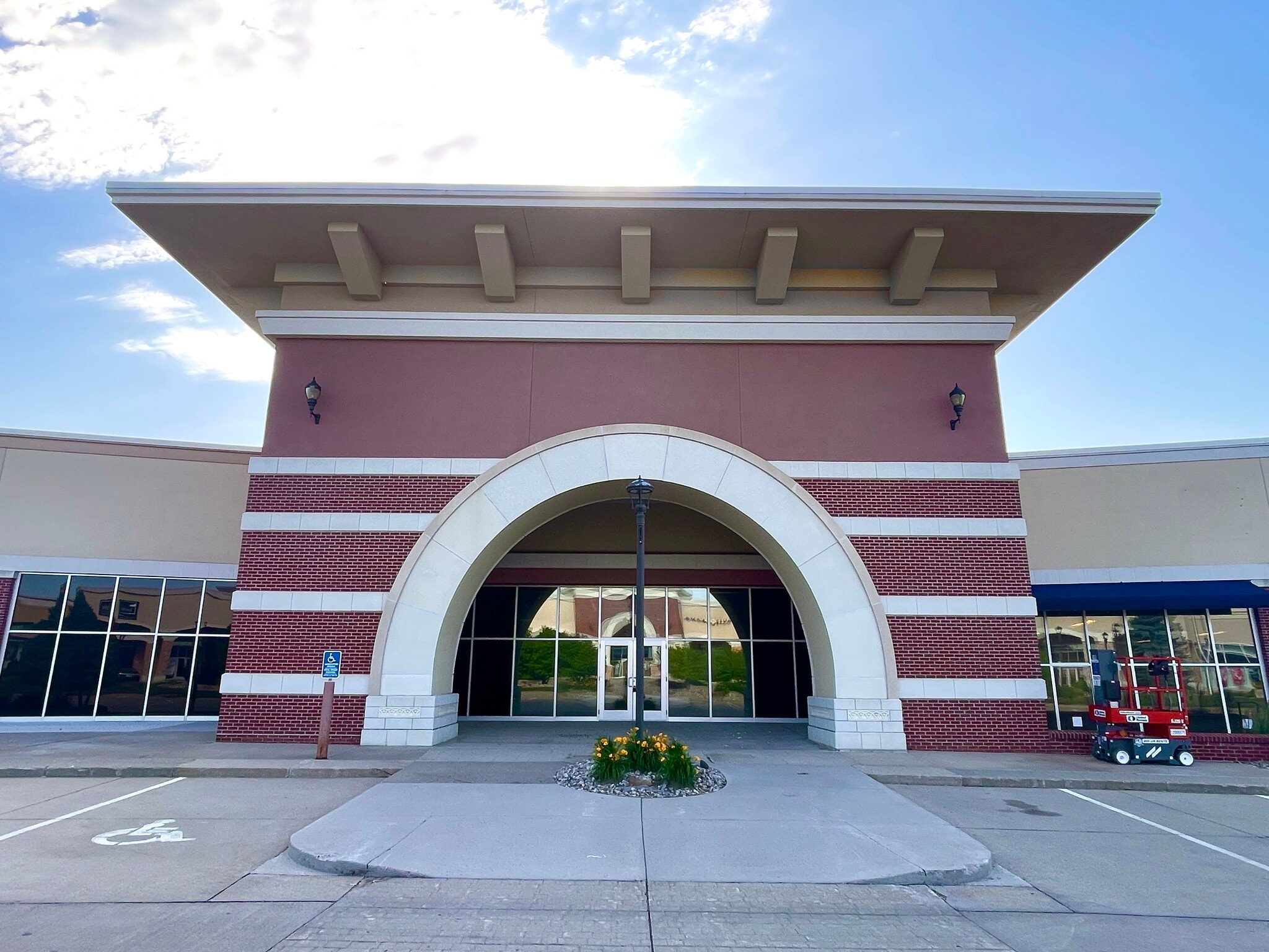 4149 Sergeant Rd, Sioux City, IA for lease Building Photo- Image 1 of 6