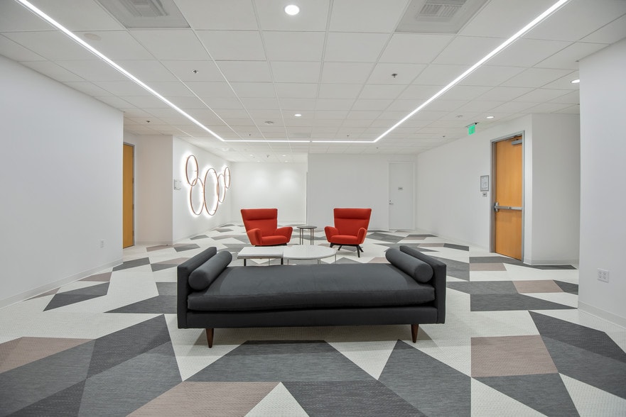 5601 Lindero Canyon Rd, Westlake Village, CA for lease - Lobby - Image 3 of 7